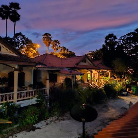Beachfront Bungalow South Of Phuket ภายนอก รูปภาพ